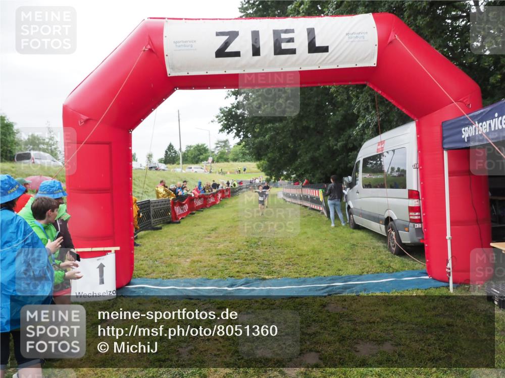 21.06.2025 - 27. Vierlanden-Triathlon MichiJ http://msf.ph/oto/8051360 15.06.2026 15:24:47 Ziel 1342, 1350 meine-sportfotos.de