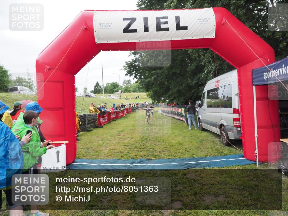 21.06.2025 - 27. Vierlanden-Triathlon MichiJ http://msf.ph/oto/8051363 15.06.2026 15:24:47 Ziel 1342, 1350 meine-sportfotos.de