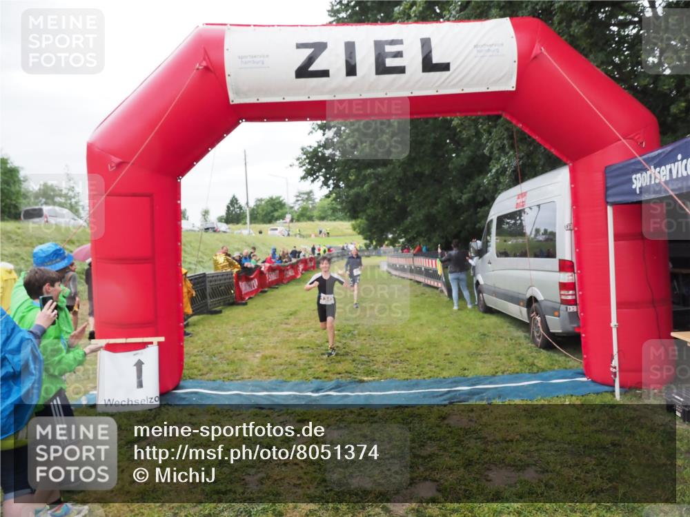 21.06.2025 - 27. Vierlanden-Triathlon MichiJ http://msf.ph/oto/8051374 15.06.2026 15:24:49 Ziel 1342, 1350 meine-sportfotos.de