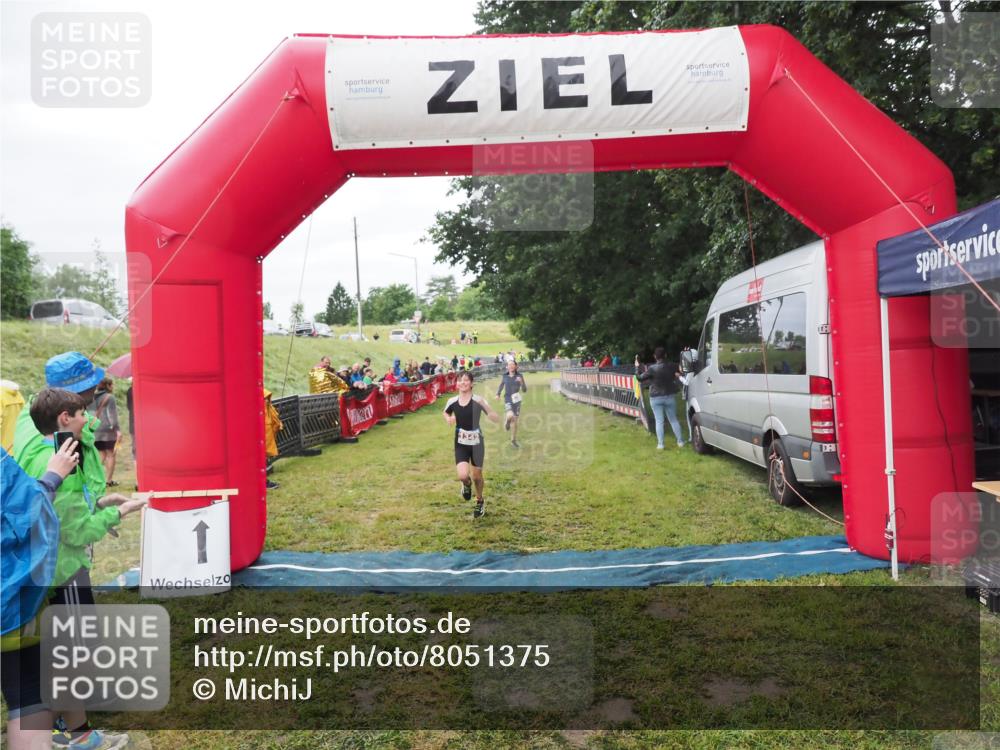 21.06.2025 - 27. Vierlanden-Triathlon MichiJ http://msf.ph/oto/8051375 15.06.2026 15:24:49 Ziel 1342, 1350 meine-sportfotos.de