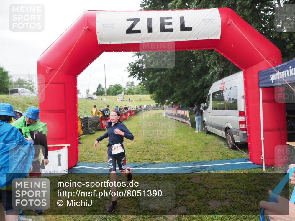 21.06.2025 - 27. Vierlanden-Triathlon MichiJ http://msf.ph/oto/8051390 15.06.2026 15:24:52 Ziel 1342, 1350 meine-sportfotos.de