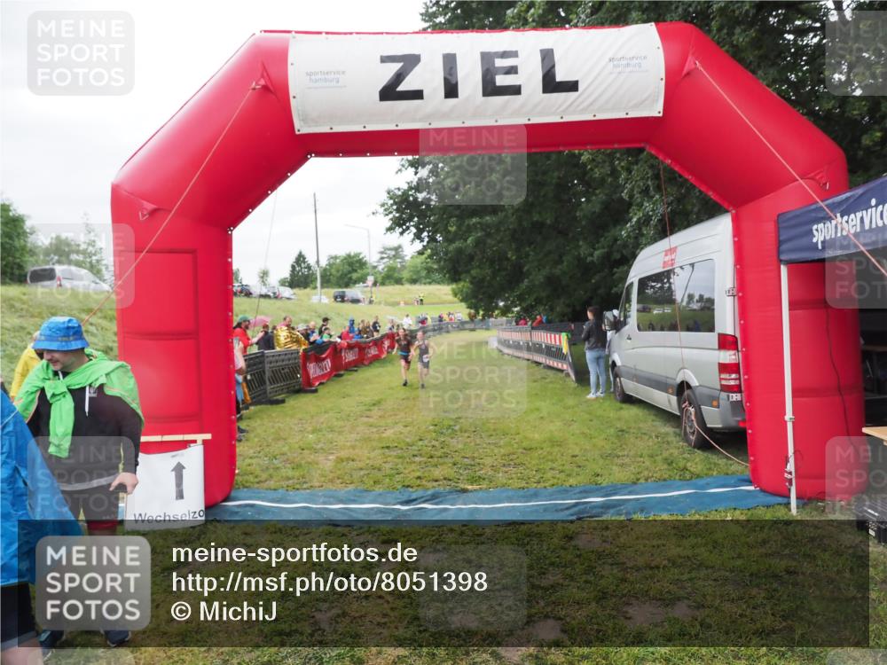 21.06.2025 - 27. Vierlanden-Triathlon MichiJ http://msf.ph/oto/8051398 15.06.2026 15:24:59 Ziel 1352, 1370 meine-sportfotos.de