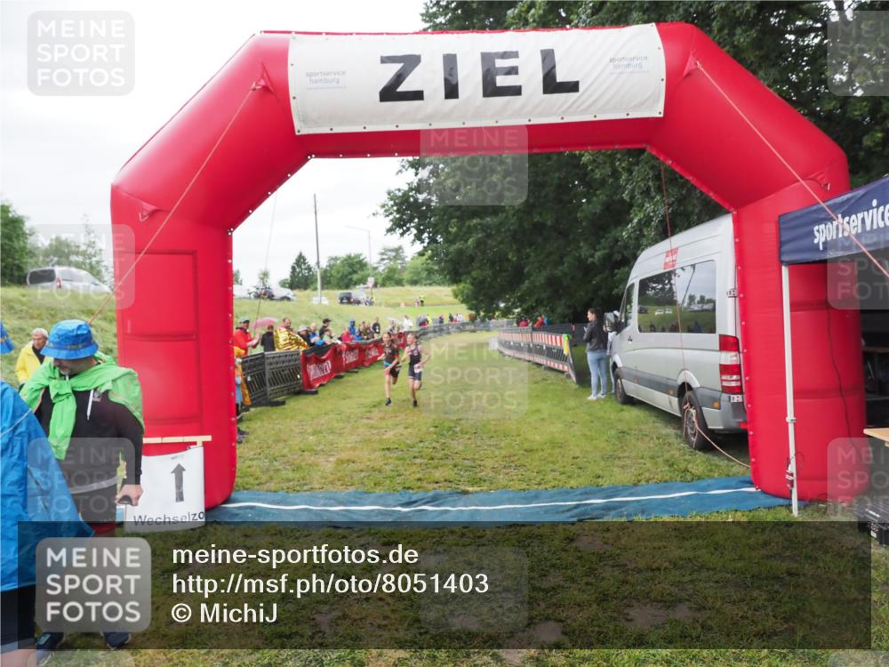 21.06.2025 - 27. Vierlanden-Triathlon MichiJ http://msf.ph/oto/8051403 15.06.2026 15:24:59 Ziel 1352, 1370 meine-sportfotos.de