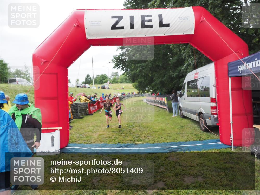 21.06.2025 - 27. Vierlanden-Triathlon MichiJ http://msf.ph/oto/8051409 15.06.2026 15:25:00 Ziel 1352, 1370 meine-sportfotos.de