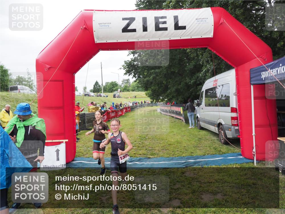 21.06.2025 - 27. Vierlanden-Triathlon MichiJ http://msf.ph/oto/8051415 15.06.2026 15:25:01 Ziel 1352, 1370 meine-sportfotos.de