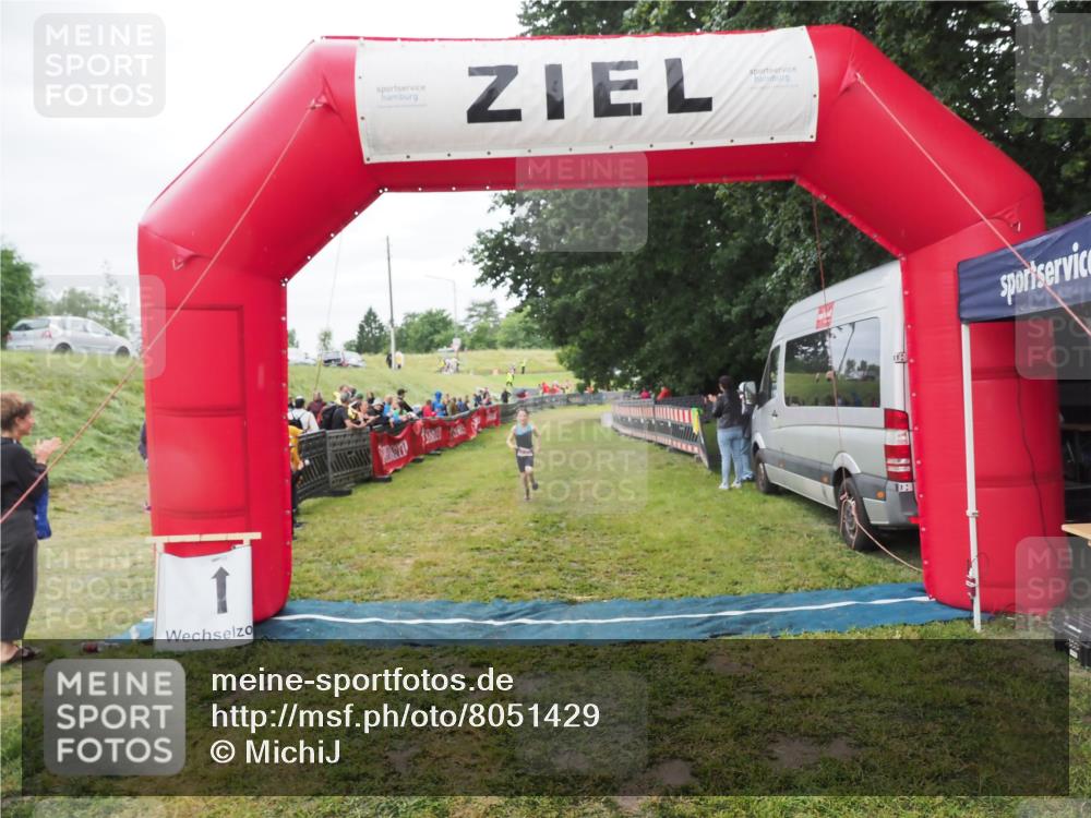 21.06.2025 - 27. Vierlanden-Triathlon MichiJ http://msf.ph/oto/8051429 15.06.2026 15:25:47 Ziel 1356 meine-sportfotos.de