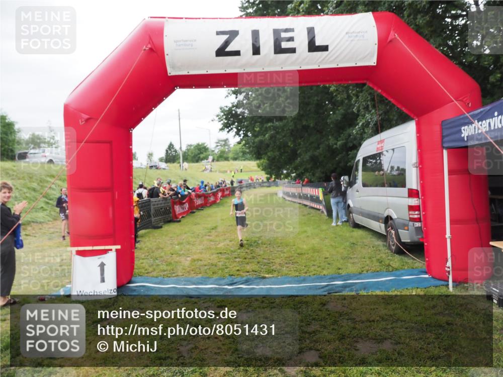 21.06.2025 - 27. Vierlanden-Triathlon MichiJ http://msf.ph/oto/8051431 15.06.2026 15:25:48 Ziel 1356 meine-sportfotos.de