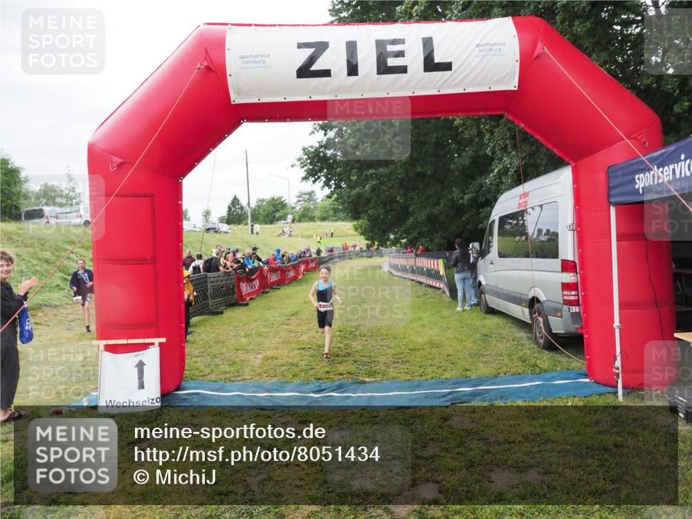 21.06.2025 - 27. Vierlanden-Triathlon MichiJ http://msf.ph/oto/8051434 15.06.2026 15:25:48 Ziel 1356 meine-sportfotos.de
