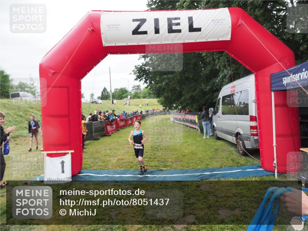 21.06.2025 - 27. Vierlanden-Triathlon MichiJ http://msf.ph/oto/8051437 15.06.2026 15:25:49 Ziel 1356 meine-sportfotos.de