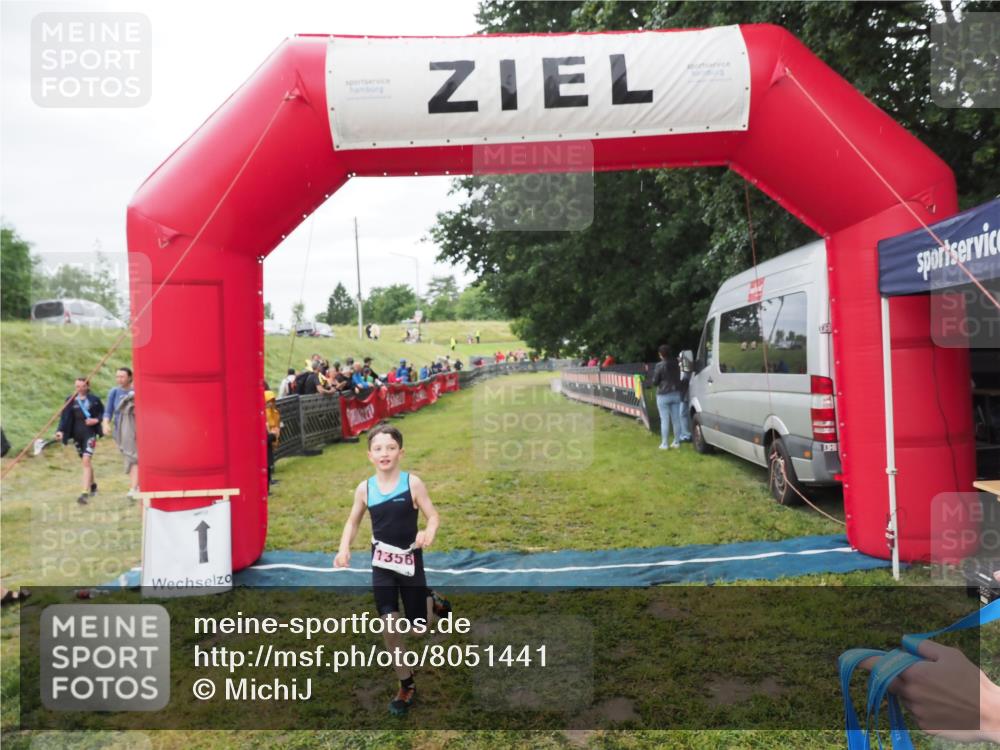 21.06.2025 - 27. Vierlanden-Triathlon MichiJ http://msf.ph/oto/8051441 15.06.2026 15:25:49 Ziel 1356 meine-sportfotos.de