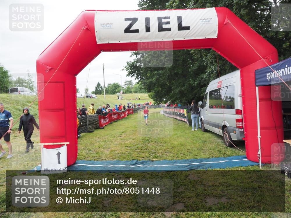 21.06.2025 - 27. Vierlanden-Triathlon MichiJ http://msf.ph/oto/8051448 15.06.2026 15:26:17 Ziel 1344 meine-sportfotos.de