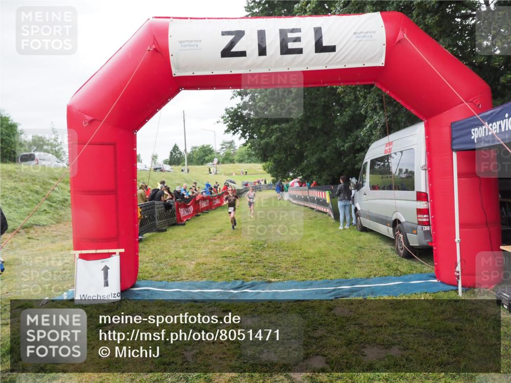 21.06.2025 - 27. Vierlanden-Triathlon MichiJ http://msf.ph/oto/8051471 15.06.2026 15:26:35 Ziel 1335, 1364 meine-sportfotos.de