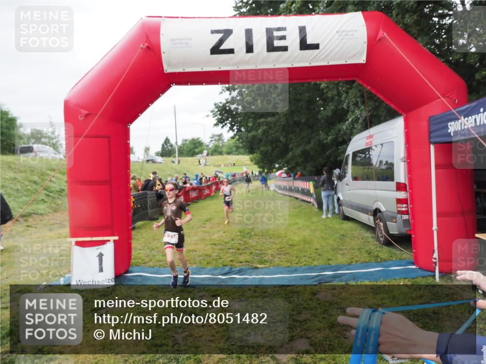 21.06.2025 - 27. Vierlanden-Triathlon MichiJ http://msf.ph/oto/8051482 15.06.2026 15:26:36 Ziel 1335, 1364 meine-sportfotos.de