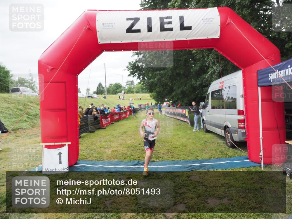 21.06.2025 - 27. Vierlanden-Triathlon MichiJ http://msf.ph/oto/8051493 15.06.2026 15:26:38 Ziel 1335, 1364 meine-sportfotos.de
