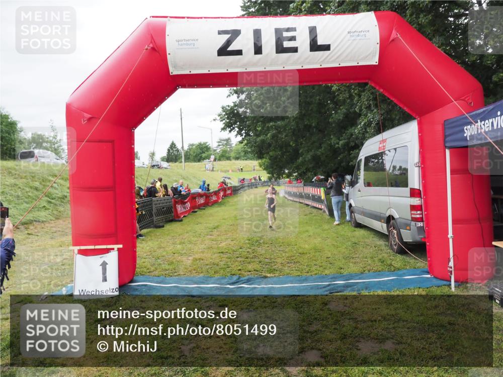 21.06.2025 - 27. Vierlanden-Triathlon MichiJ http://msf.ph/oto/8051499 15.06.2026 15:26:59 Ziel 1341, 1368 meine-sportfotos.de