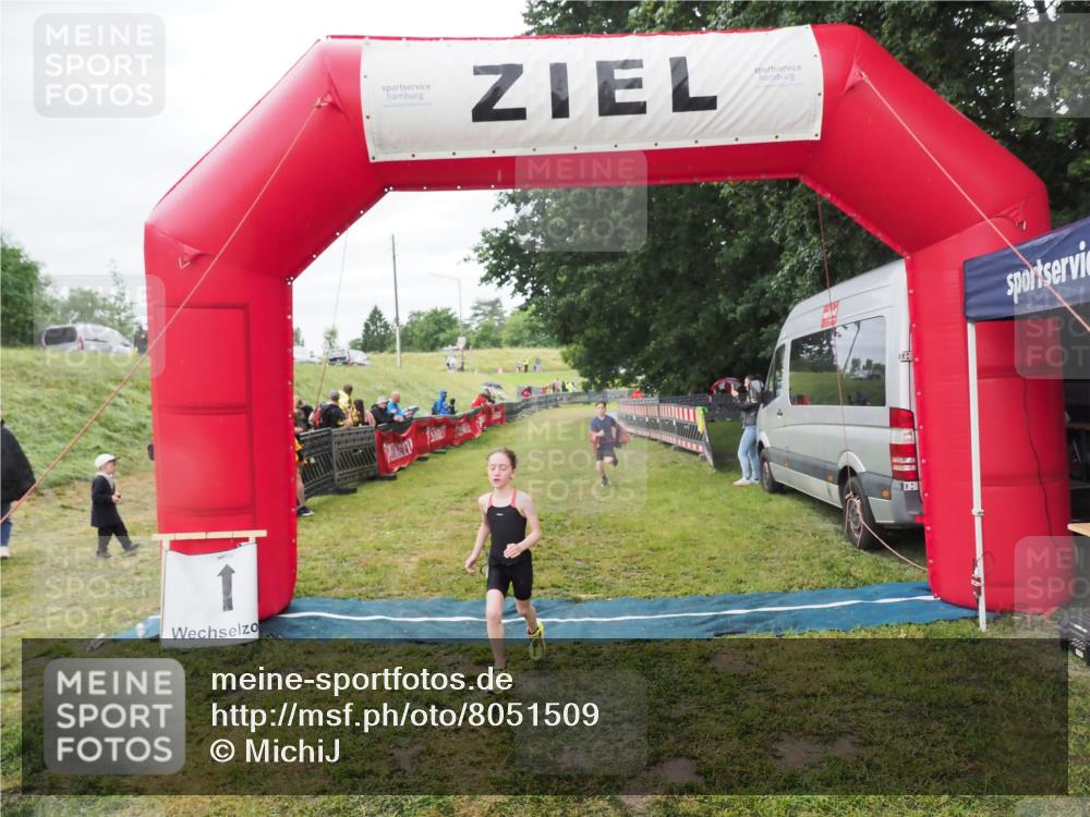 21.06.2025 - 27. Vierlanden-Triathlon MichiJ http://msf.ph/oto/8051509 15.06.2026 15:27:01 Ziel 1341, 1368 meine-sportfotos.de