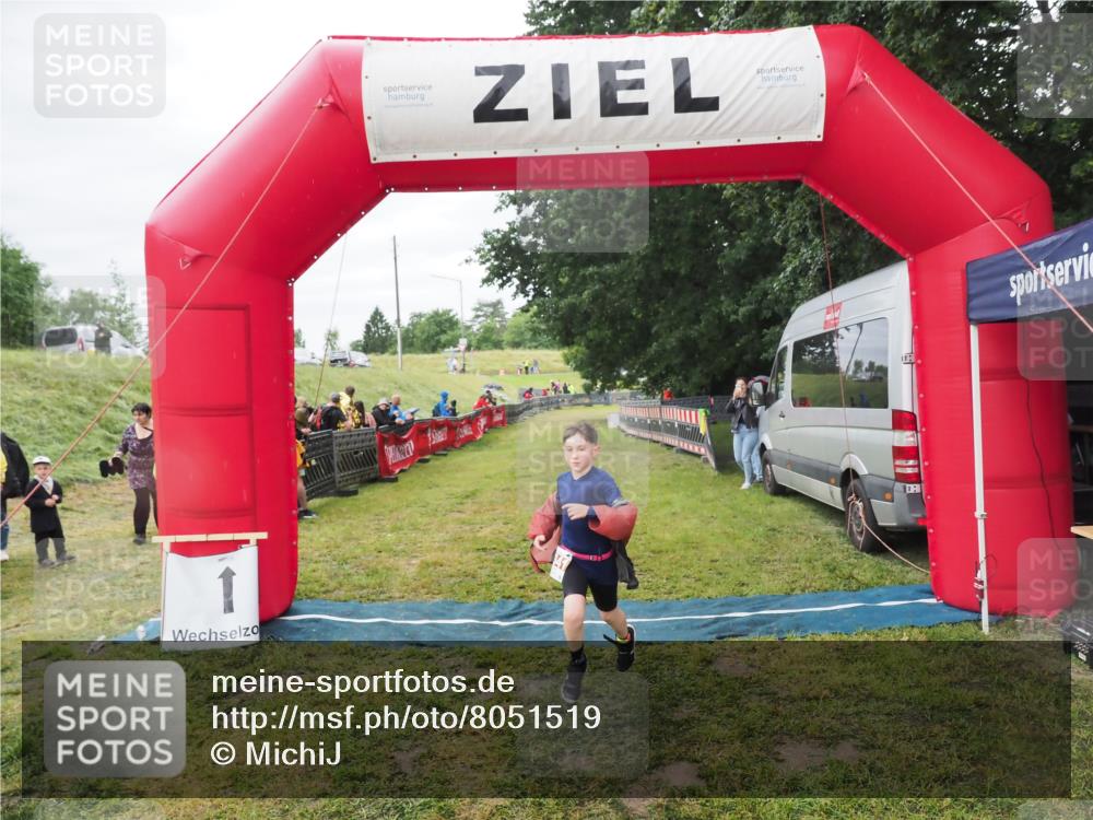 21.06.2025 - 27. Vierlanden-Triathlon MichiJ http://msf.ph/oto/8051519 15.06.2026 15:27:03 Ziel 1341, 1368 meine-sportfotos.de