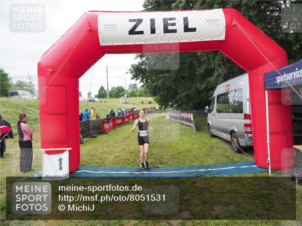 21.06.2025 - 27. Vierlanden-Triathlon MichiJ http://msf.ph/oto/8051531 15.06.2026 15:28:29 Ziel 1322 meine-sportfotos.de