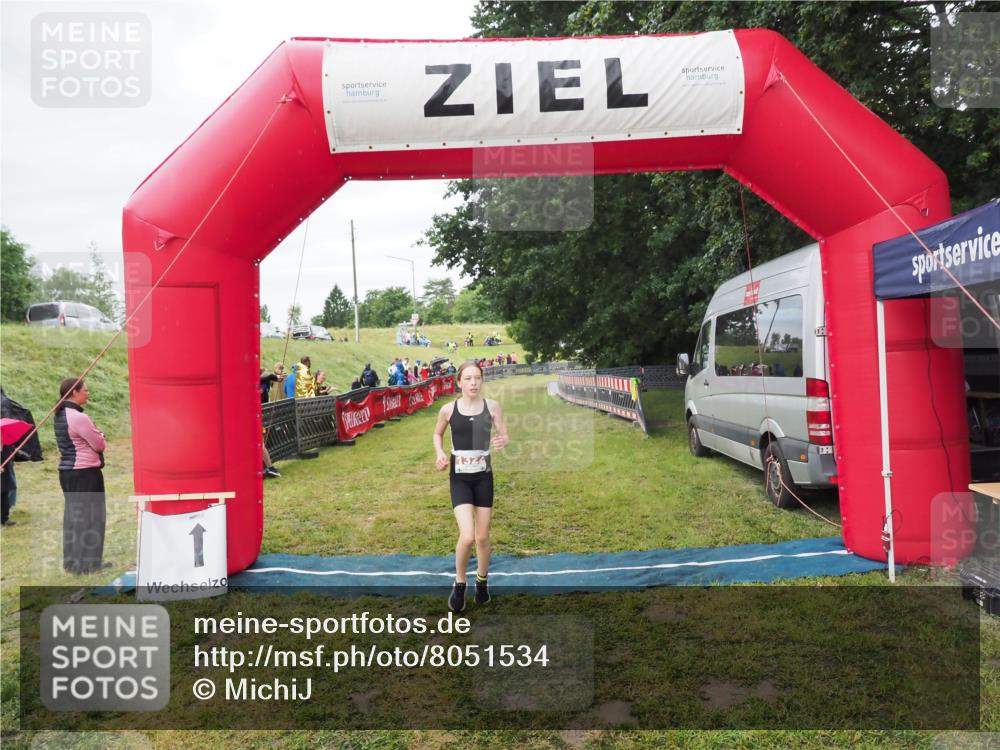 21.06.2025 - 27. Vierlanden-Triathlon MichiJ http://msf.ph/oto/8051534 15.06.2026 15:28:30 Ziel 1322 meine-sportfotos.de