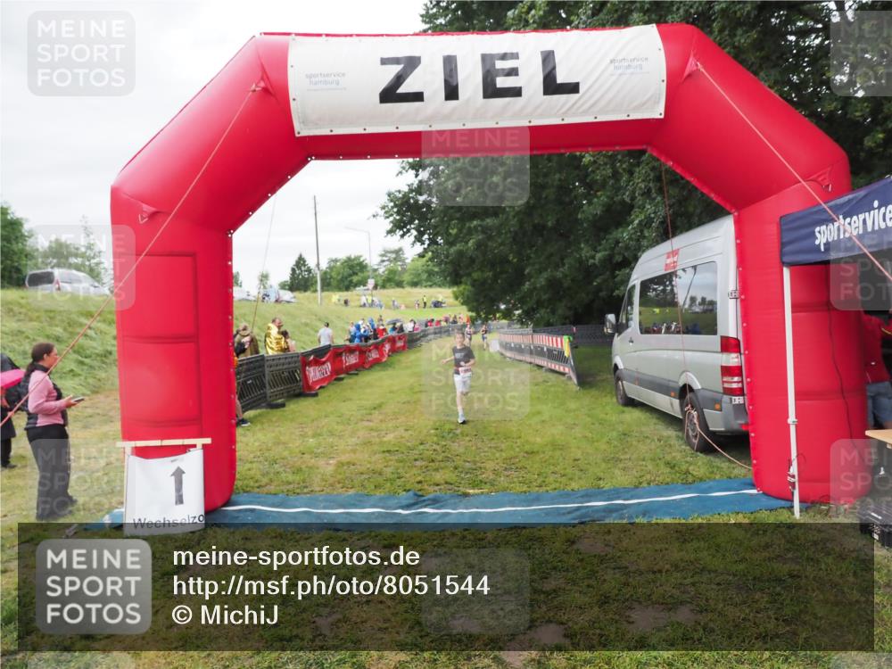21.06.2025 - 27. Vierlanden-Triathlon MichiJ http://msf.ph/oto/8051544 15.06.2026 15:28:49 Ziel 1358 meine-sportfotos.de