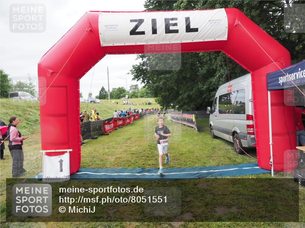 21.06.2025 - 27. Vierlanden-Triathlon MichiJ http://msf.ph/oto/8051551 15.06.2026 15:28:50 Ziel 1358 meine-sportfotos.de