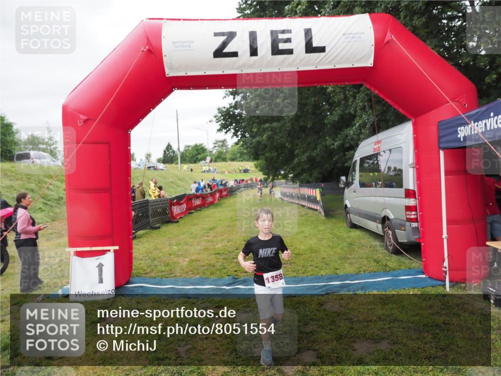 21.06.2025 - 27. Vierlanden-Triathlon MichiJ http://msf.ph/oto/8051554 15.06.2026 15:28:51 Ziel 1326, 1358 meine-sportfotos.de