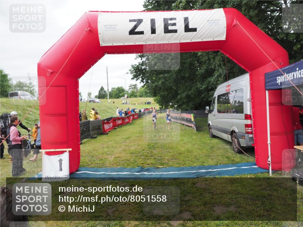 21.06.2025 - 27. Vierlanden-Triathlon MichiJ http://msf.ph/oto/8051558 15.06.2026 15:28:54 Ziel 1321, 1326, 1358 meine-sportfotos.de