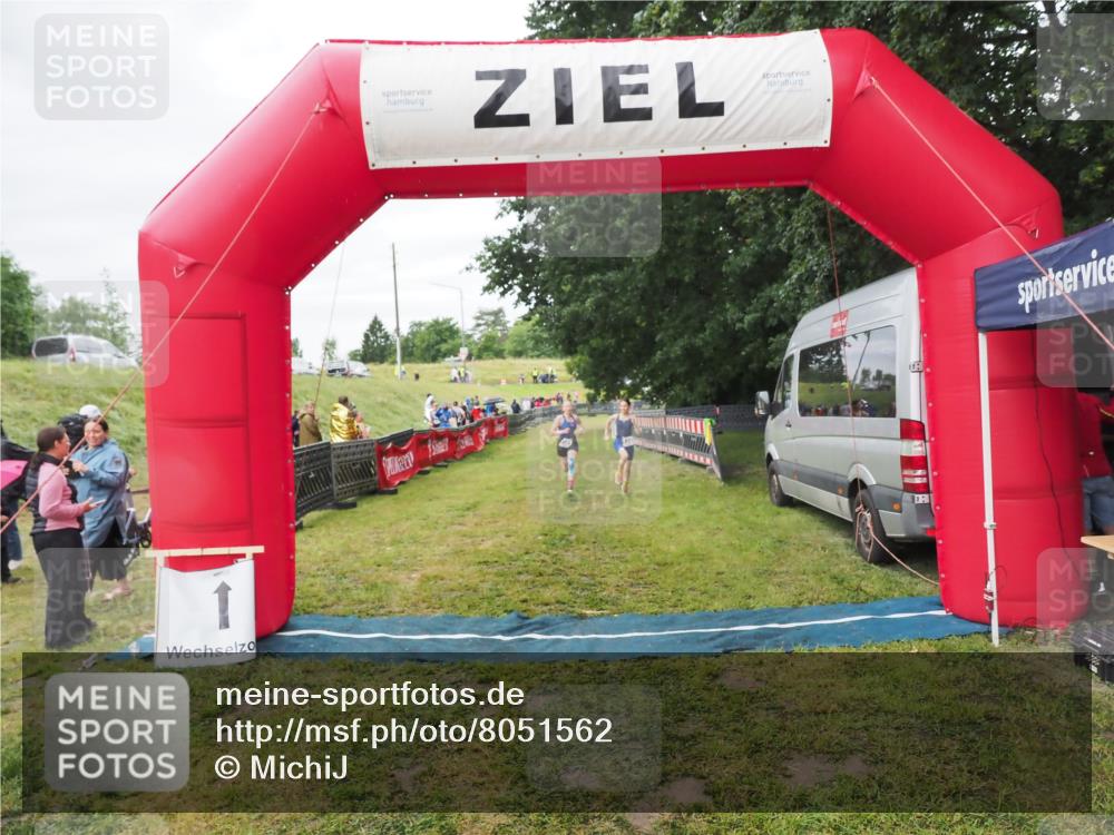 21.06.2025 - 27. Vierlanden-Triathlon MichiJ http://msf.ph/oto/8051562 15.06.2026 15:28:54 Ziel 1321, 1326, 1358 meine-sportfotos.de