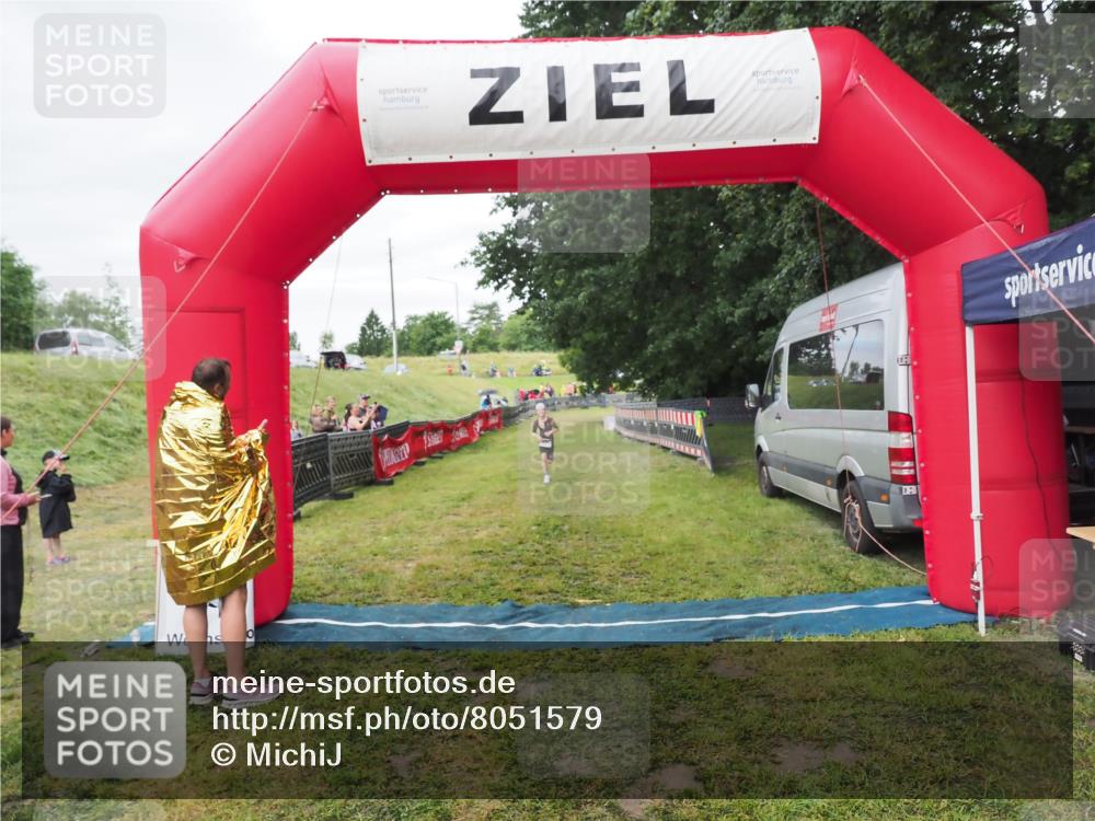 21.06.2025 - 27. Vierlanden-Triathlon MichiJ http://msf.ph/oto/8051579 15.06.2026 15:30:24 Ziel 1351 meine-sportfotos.de