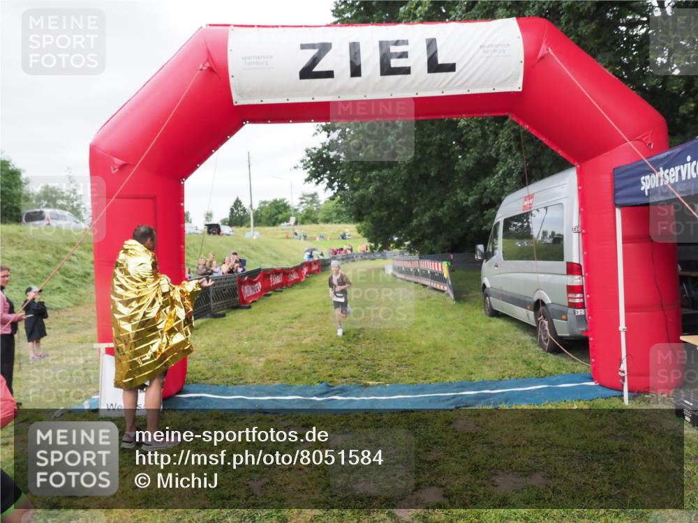 21.06.2025 - 27. Vierlanden-Triathlon MichiJ http://msf.ph/oto/8051584 15.06.2026 15:30:25 Ziel 1351 meine-sportfotos.de