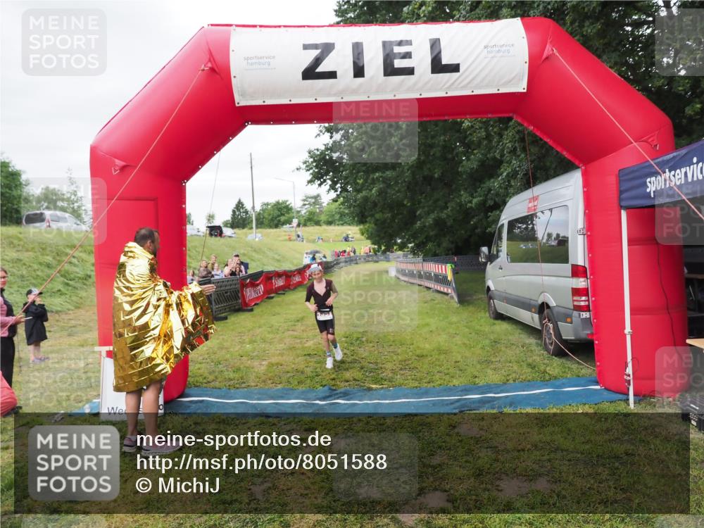 21.06.2025 - 27. Vierlanden-Triathlon MichiJ http://msf.ph/oto/8051588 15.06.2026 15:30:26 Ziel 1351 meine-sportfotos.de