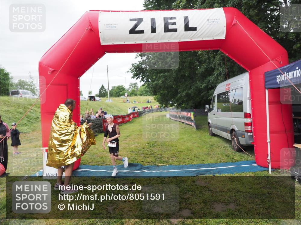 21.06.2025 - 27. Vierlanden-Triathlon MichiJ http://msf.ph/oto/8051591 15.06.2026 15:30:27 Ziel 1351 meine-sportfotos.de