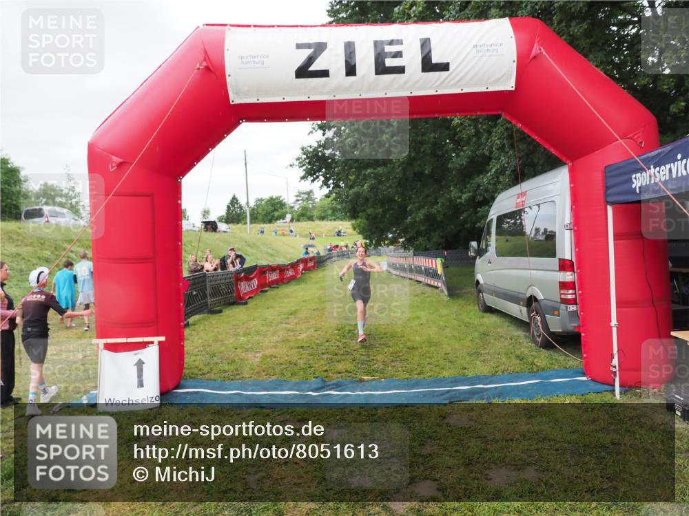 21.06.2025 - 27. Vierlanden-Triathlon MichiJ http://msf.ph/oto/8051613 15.06.2026 15:30:41 Ziel 1319 meine-sportfotos.de