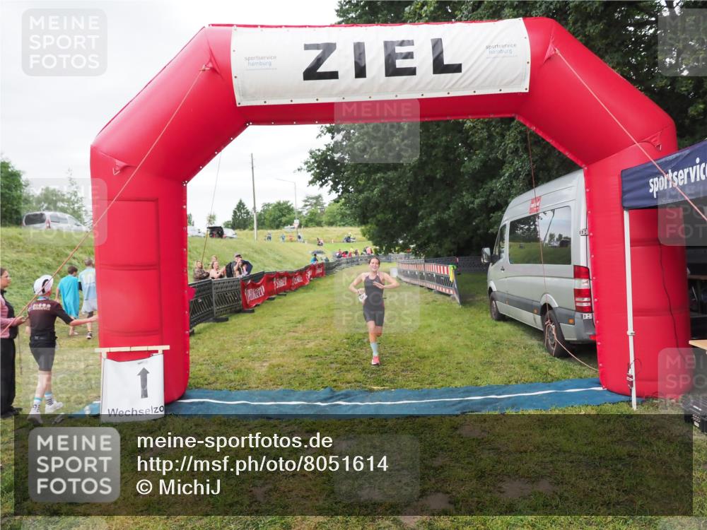 21.06.2025 - 27. Vierlanden-Triathlon MichiJ http://msf.ph/oto/8051614 15.06.2026 15:30:41 Ziel 1319 meine-sportfotos.de