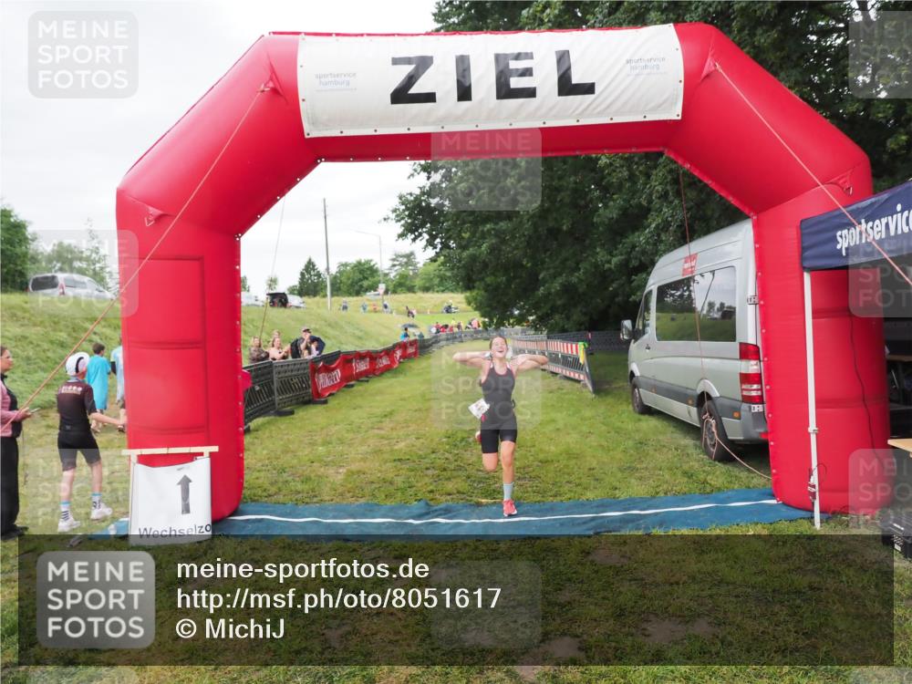 21.06.2025 - 27. Vierlanden-Triathlon MichiJ http://msf.ph/oto/8051617 15.06.2026 15:30:41 Ziel 1319 meine-sportfotos.de