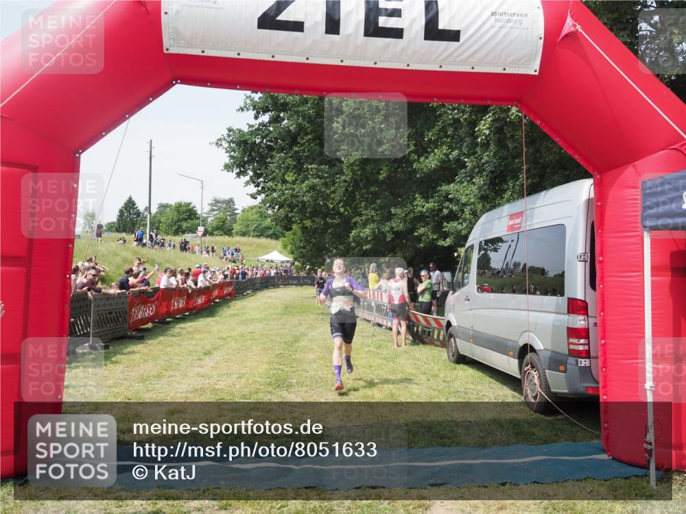 21.06.2025 - 27. Vierlanden-Triathlon KatJ http://msf.ph/oto/8051633 15.06.2025 11:39:27 Ziel 575 meine-sportfotos.de