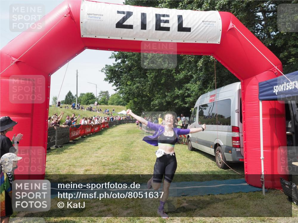 15.06.2025 - 27. Vierlanden-Triathlon KatJ http://msf.ph/oto/8051637 15.06.2025 11:39:28 Ziel 575 meine-sportfotos.de