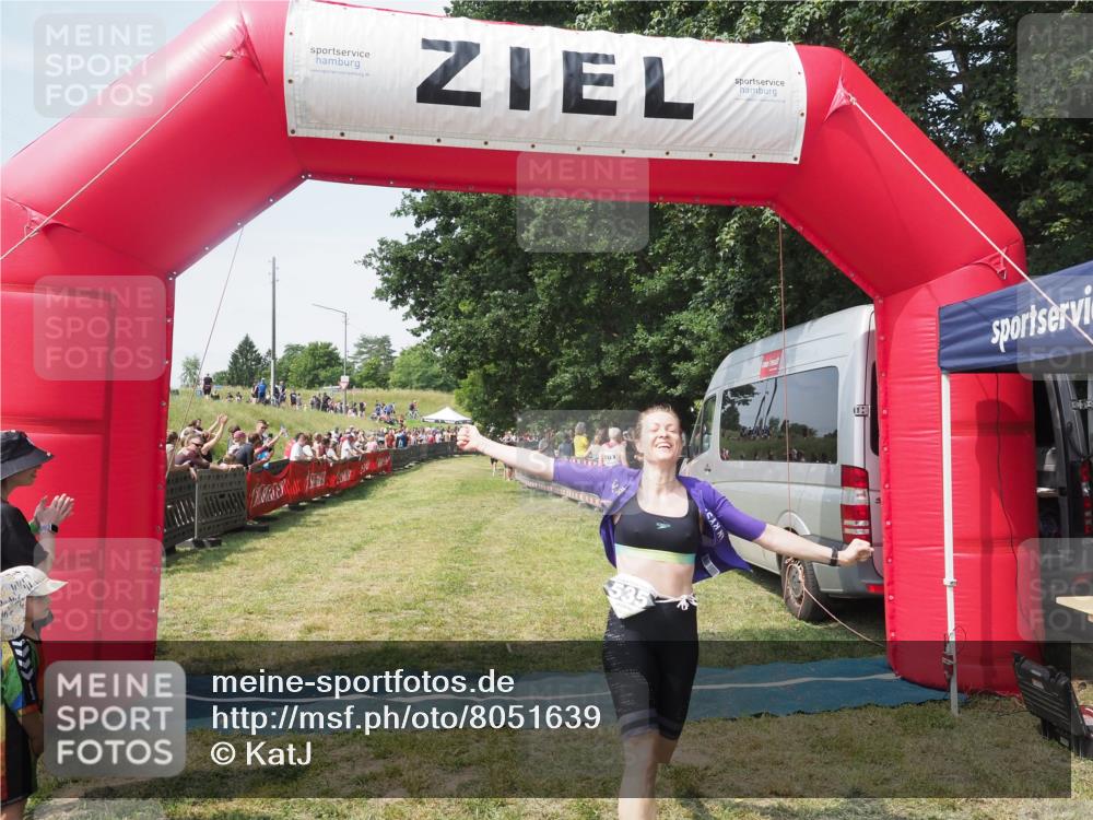 15.06.2025 - 27. Vierlanden-Triathlon KatJ http://msf.ph/oto/8051639 15.06.2025 11:39:29 Ziel 575 meine-sportfotos.de