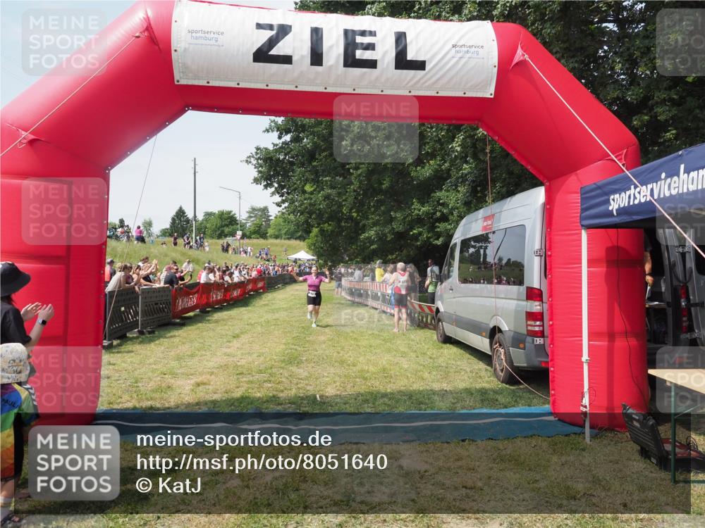 21.06.2025 - 27. Vierlanden-Triathlon KatJ http://msf.ph/oto/8051640 15.06.2025 11:39:35 Ziel 575 meine-sportfotos.de