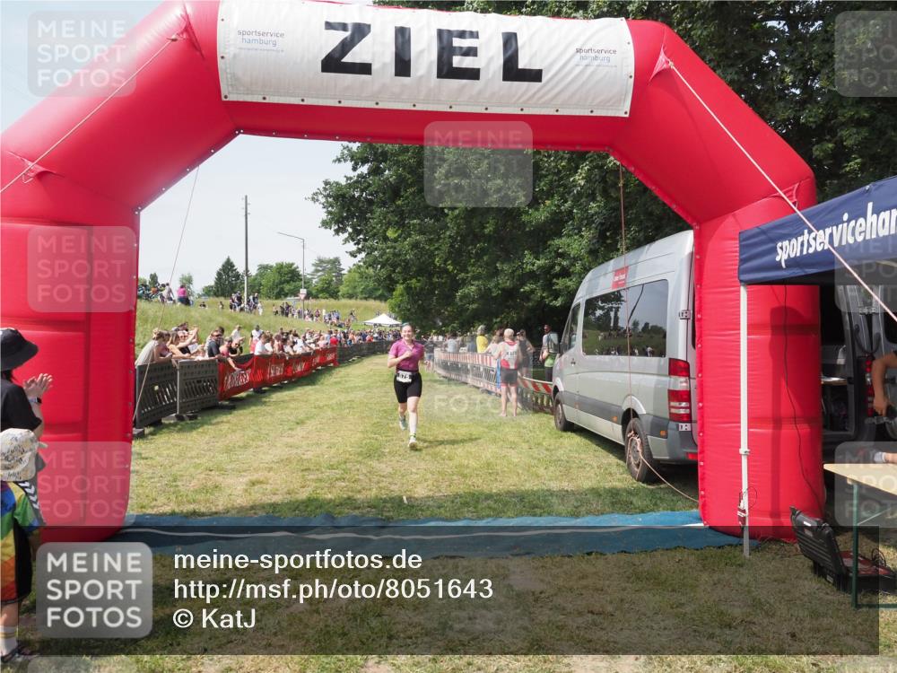 21.06.2025 - 27. Vierlanden-Triathlon KatJ http://msf.ph/oto/8051643 15.06.2025 11:39:36 Ziel  meine-sportfotos.de