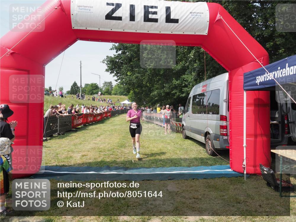 15.06.2025 - 27. Vierlanden-Triathlon KatJ http://msf.ph/oto/8051644 15.06.2025 11:39:37 Ziel  meine-sportfotos.de