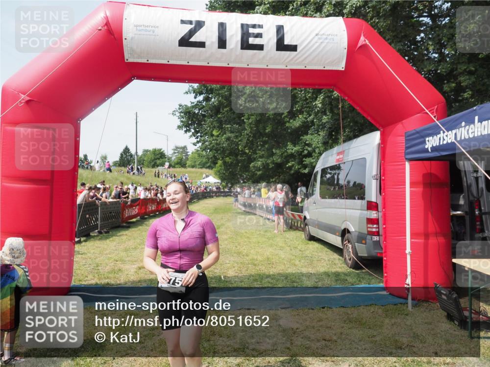 15.06.2025 - 27. Vierlanden-Triathlon KatJ http://msf.ph/oto/8051652 15.06.2025 11:39:39 Ziel  meine-sportfotos.de