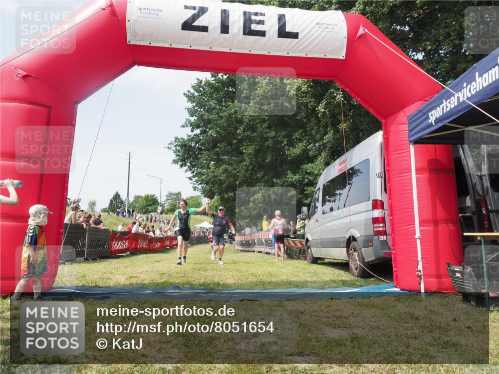 15.06.2025 - 27. Vierlanden-Triathlon KatJ http://msf.ph/oto/8051654 15.06.2025 11:40:15 Ziel 532, 557, 562 meine-sportfotos.de