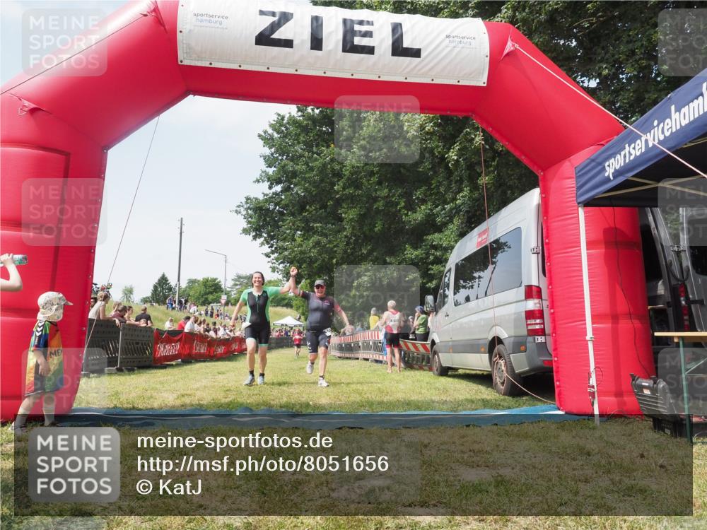 15.06.2025 - 27. Vierlanden-Triathlon KatJ http://msf.ph/oto/8051656 15.06.2025 11:40:16 Ziel 532, 562 meine-sportfotos.de