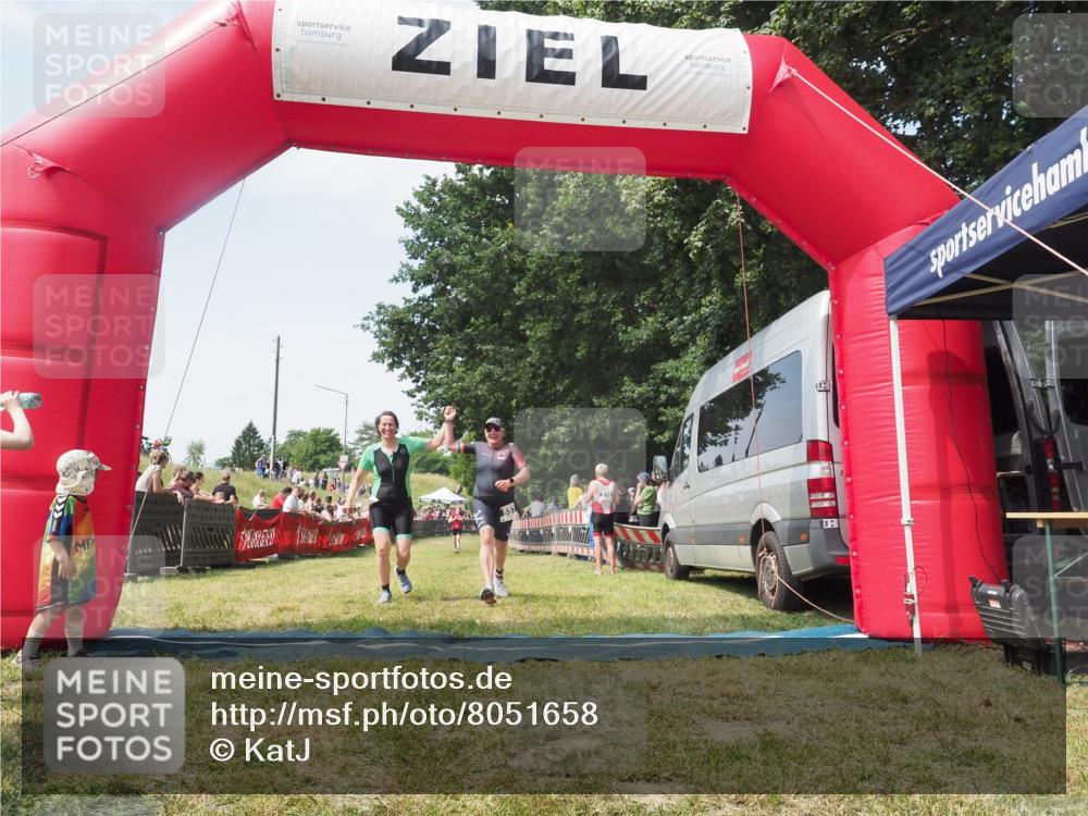 21.06.2025 - 27. Vierlanden-Triathlon KatJ http://msf.ph/oto/8051658 15.06.2025 11:40:16 Ziel 532, 562 meine-sportfotos.de