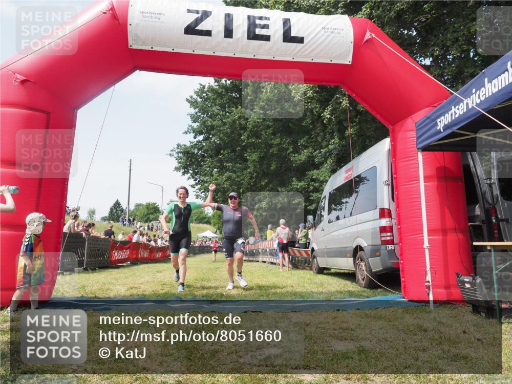 21.06.2025 - 27. Vierlanden-Triathlon KatJ http://msf.ph/oto/8051660 15.06.2025 11:40:16 Ziel 532, 562 meine-sportfotos.de