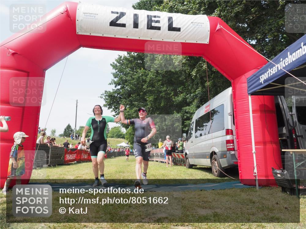 15.06.2025 - 27. Vierlanden-Triathlon KatJ http://msf.ph/oto/8051662 15.06.2025 11:40:17 Ziel 532, 562 meine-sportfotos.de