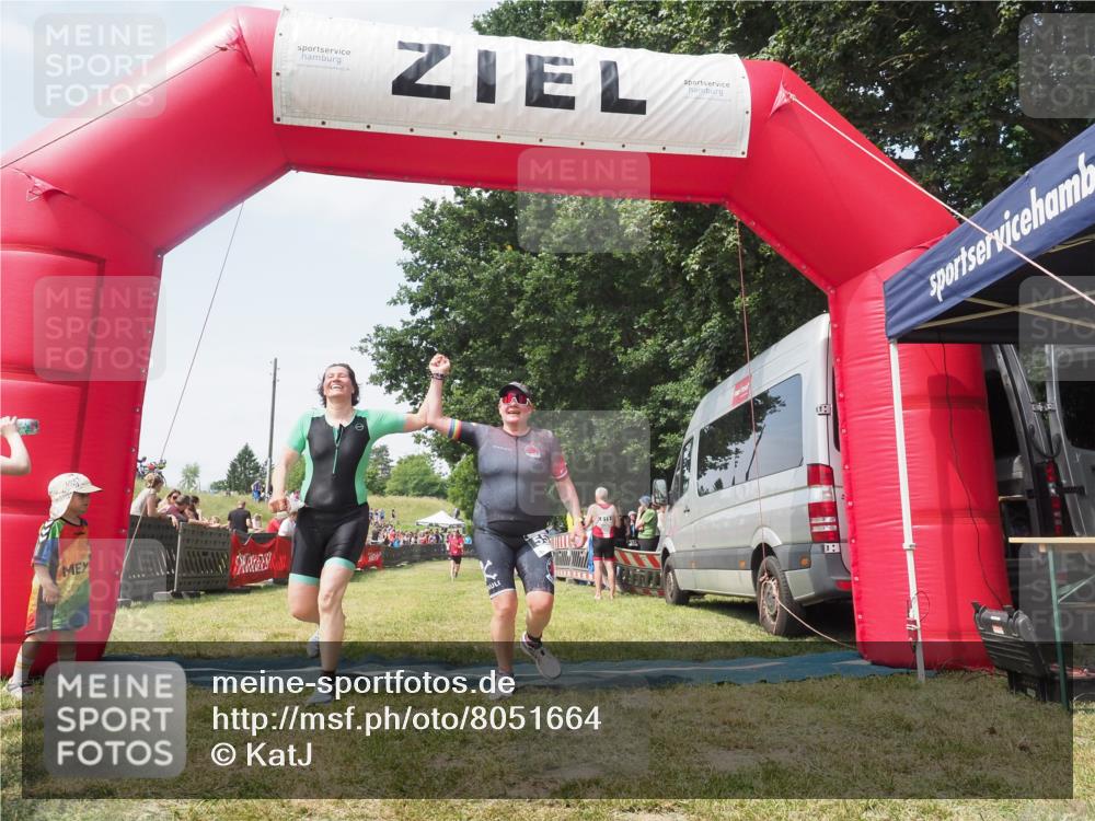 21.06.2025 - 27. Vierlanden-Triathlon KatJ http://msf.ph/oto/8051664 15.06.2025 11:40:17 Ziel 532, 562 meine-sportfotos.de