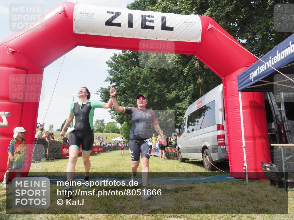21.06.2025 - 27. Vierlanden-Triathlon KatJ http://msf.ph/oto/8051666 15.06.2025 11:40:17 Ziel 532, 562 meine-sportfotos.de