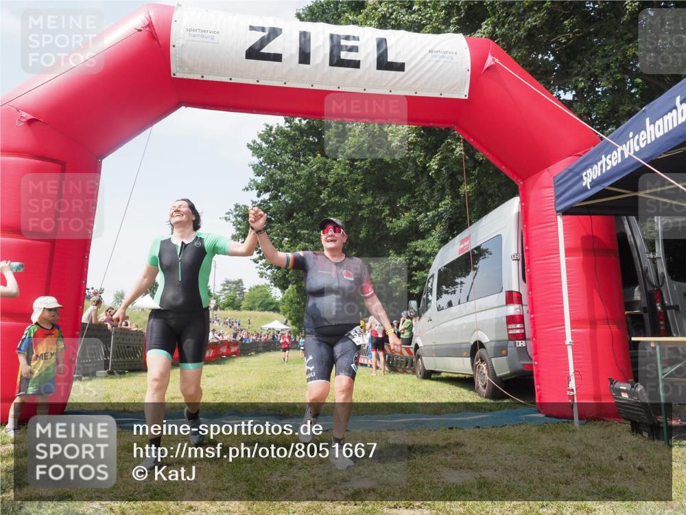 15.06.2025 - 27. Vierlanden-Triathlon KatJ http://msf.ph/oto/8051667 15.06.2025 11:40:18 Ziel 532, 562 meine-sportfotos.de